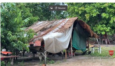 Des habitants d'un village visité